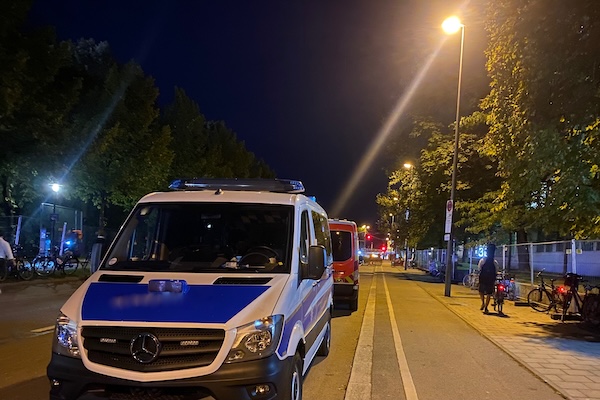 Polizeifahrzeug in einer Stadt